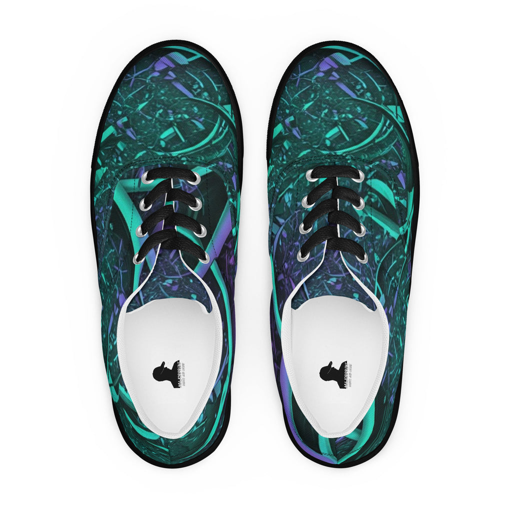 Produktbild von majorprint: Ein Paar Canvas-Sneaker aus der Vogelperspektive fotografiert. Das Obermaterial zeigt ein All-over-Cyberpunk-Design mit verschlungenen Linien und geometrischen Elementen in leuchtendem Cyan, Türkis und Violett auf dunklem Grund. Die Schuhe haben schwarze Schnürsenkel, schwarze Ösen und ein quadratisches Logo-Label auf den weißen Innensohlen.