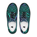 Produktbild von majorprint: Ein Paar Canvas-Sneaker aus der Vogelperspektive fotografiert. Das Obermaterial zeigt ein All-over-Cyberpunk-Design mit verschlungenen Linien und geometrischen Elementen in leuchtendem Cyan, Türkis und Violett auf dunklem Grund. Die Schuhe haben schwarze Schnürsenkel, schwarze Ösen und ein quadratisches Logo-Label auf den weißen Innensohlen.