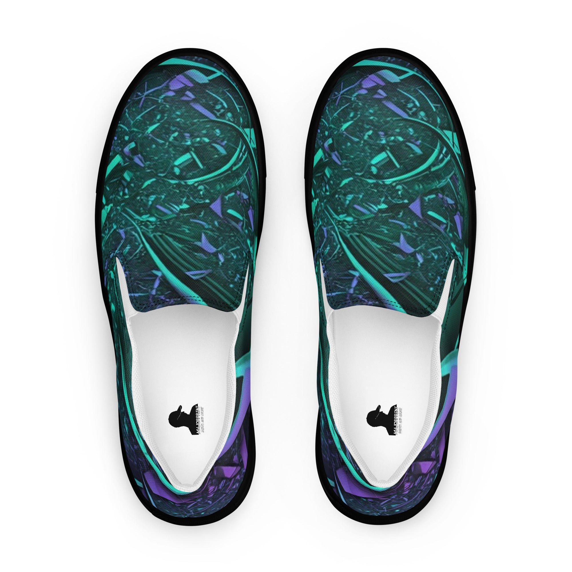 Produktbild von majorprint: Slip-On-Schuhe aus Canvas aus der Vogelperspektive. Das Obermaterial präsentiert ein All-over-Cyberpunk-Muster mit komplexen Linienstrukturen in leuchtendem Türkis, Cyan und Violett auf dunklem Grund. Die Slipper verfügen über weiße elastische Einsätze, eine flache schwarze Sohle und ein quadratisches Logo-Label auf den weißen Innensohlen.
