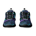 Produktbild von majorprint: Sportliche Mesh-Laufschuhe oder Sneaker von vorne fotografiert. Das schwarze Obermaterial ist mit einem leuchtenden, abstrakten Design aus geschwungenen Linien und Farbflecken in Violett und Cyan bedruckt. Die Schuhe haben schwarze Schnürsenkel und eine schwarze Sohle.