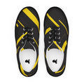 Produktbild von majorprint: Ein Paar Canvas-Sneaker aus der Vogelperspektive fotografiert. Das schwarze Obermaterial zeigt ein All-over-Design mit dynamischen, unterschiedlich breiten Streifen und Linienstrukturen in hellem Gelb. Die Schuhe besitzen schwarze Schnürsenkel, silberne Metallösen und ein quadratisches Logo-Label auf den weißen Innensohlen.