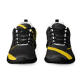 Produktbild von majorprint: Sportliche Mesh-Laufschuhe oder Sneaker von vorne fotografiert. Die Schuhe haben ein strukturiertes, schwarzes Obermaterial, das von einem breiten, leuchtend gelben, diagonalen Streifen akzentuiert wird. Sie sind mit schwarzen Schnürsenkeln und einer schwarzen Sohle ausgestattet.