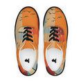 Canvas-Sneaker von majorprint in der Draufsicht mit einem herbstlichen Retro-Kachelmuster in Orange, Beige und Teal, überlagert von einer fliegenden Möwen-Silhouette.