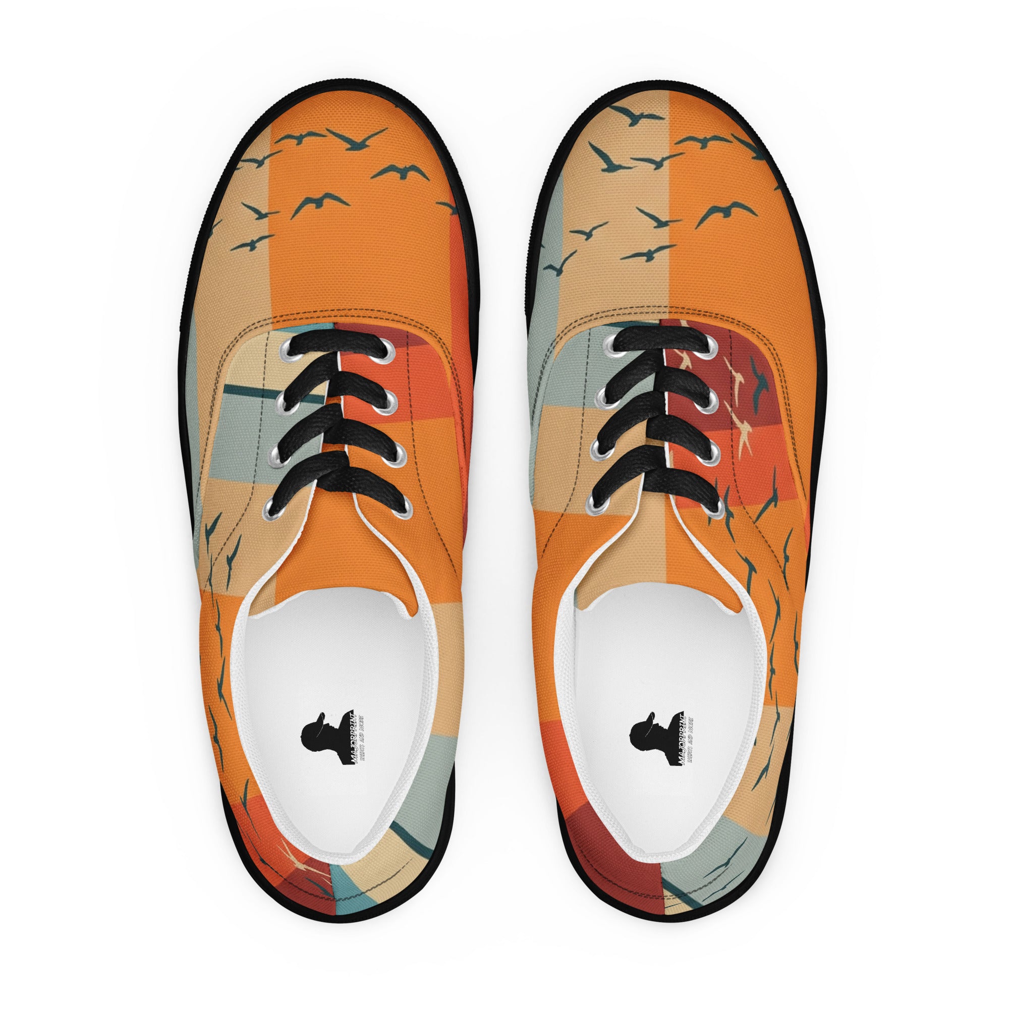 Canvas-Sneaker von majorprint in der Draufsicht mit einem herbstlichen Retro-Kachelmuster in Orange, Beige und Teal, überlagert von einer fliegenden Möwen-Silhouette.