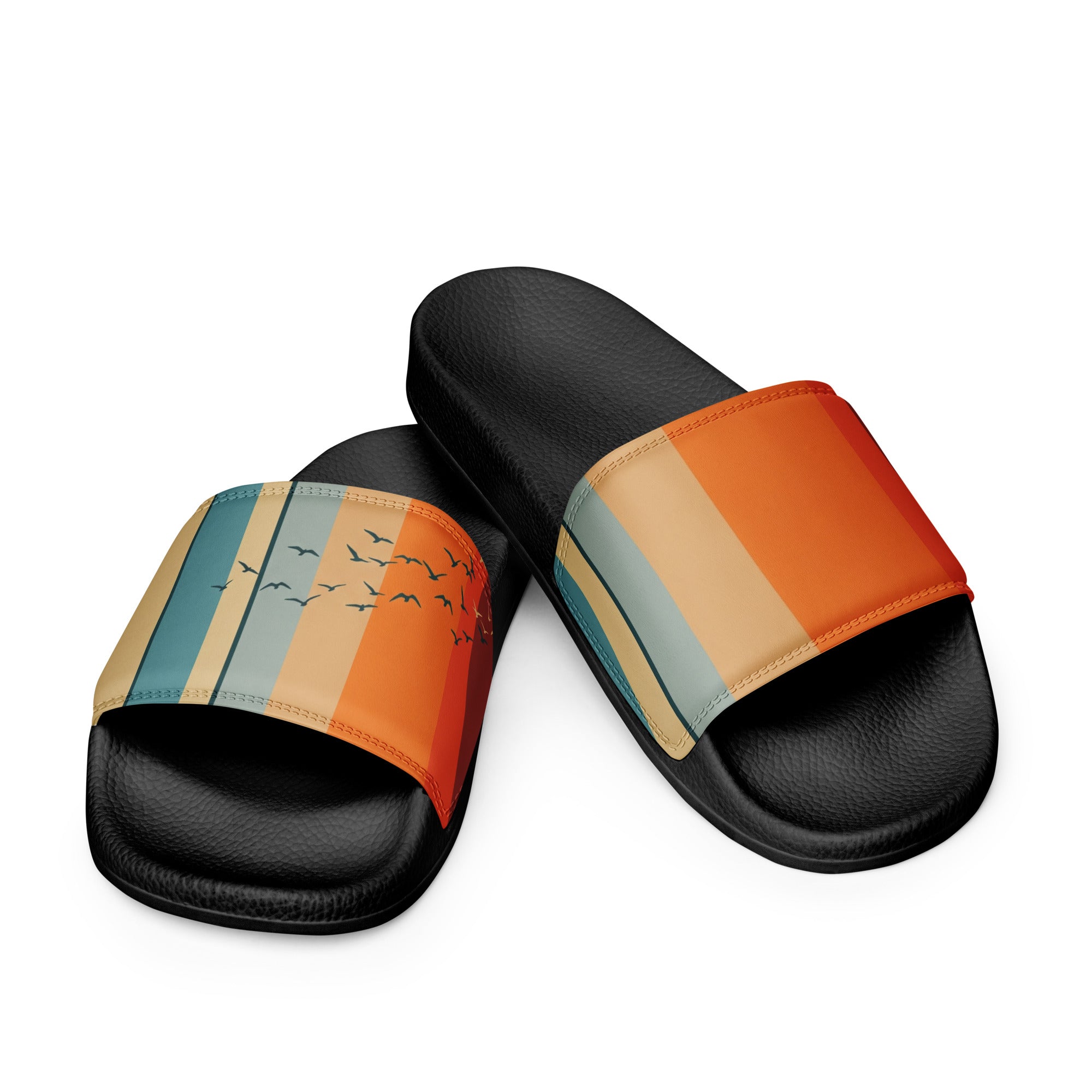 Schwarze Badelatschen von majorprint mit einem Retro-Streifenmuster in Orange, Beige und Blau sowie einer fliegenden Möwen-Silhouette auf dem Riemen.