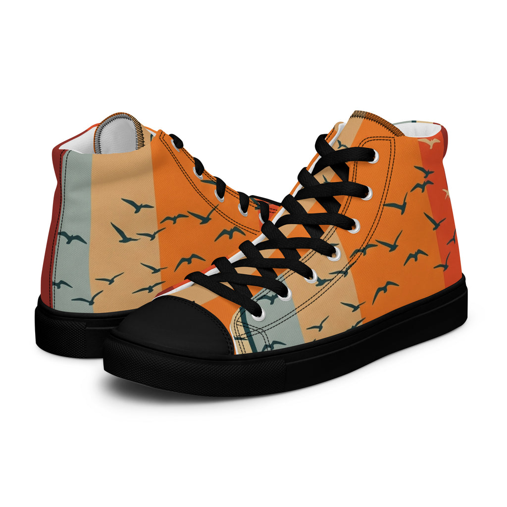 Knöchelhohe High-Top-Sneaker von majorprint aus Canvas mit einem maritimen Retro-Streifenmuster in Orange, Beige und Teal, überlagert von fliegenden Möwen-Silhouetten.