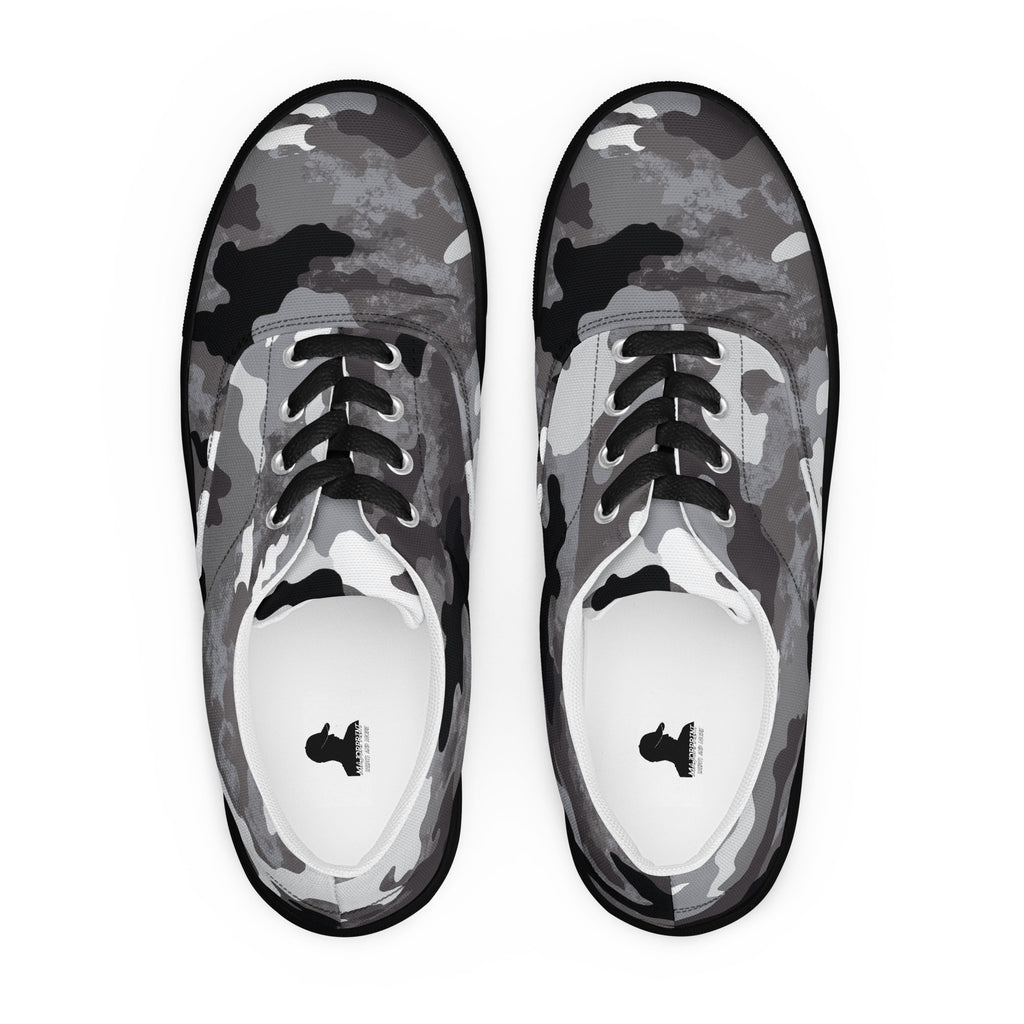 Ein Paar graue Camouflage-Sneaker von majorprint in der Draufsicht vor weißem Hintergrund mit dem majorprint-Schriftzug auf der weißen Innensohle