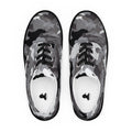 Ein Paar graue Camouflage-Sneaker von majorprint in der Draufsicht vor weißem Hintergrund mit dem majorprint-Schriftzug auf der weißen Innensohle