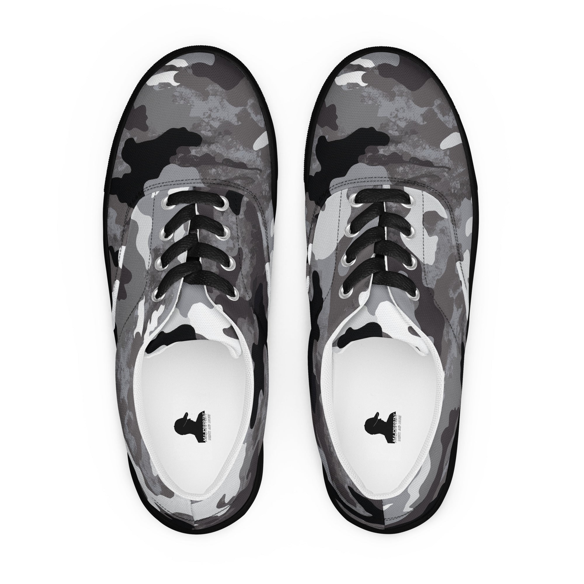 Ein Paar graue Camouflage-Sneaker von majorprint in der Draufsicht vor weißem Hintergrund mit dem majorprint-Schriftzug auf der weißen Innensohle