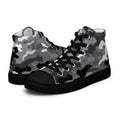 Produktbild von majorprint: Klassische High-Top-Laufschuhe aus Canvas in der Schrägansicht. Das Obermaterial ist komplett in einem kontrastreichen Camouflage-Muster aus Schwarz, Dunkelgrau, Hellgrau und Weiß gehalten. Die Sneaker besitzen eine schwarze Zehenkappe, eine schwarze Gummisohle und schwarze Schnürsenkel, die durch weiße Ösen geführt sind.