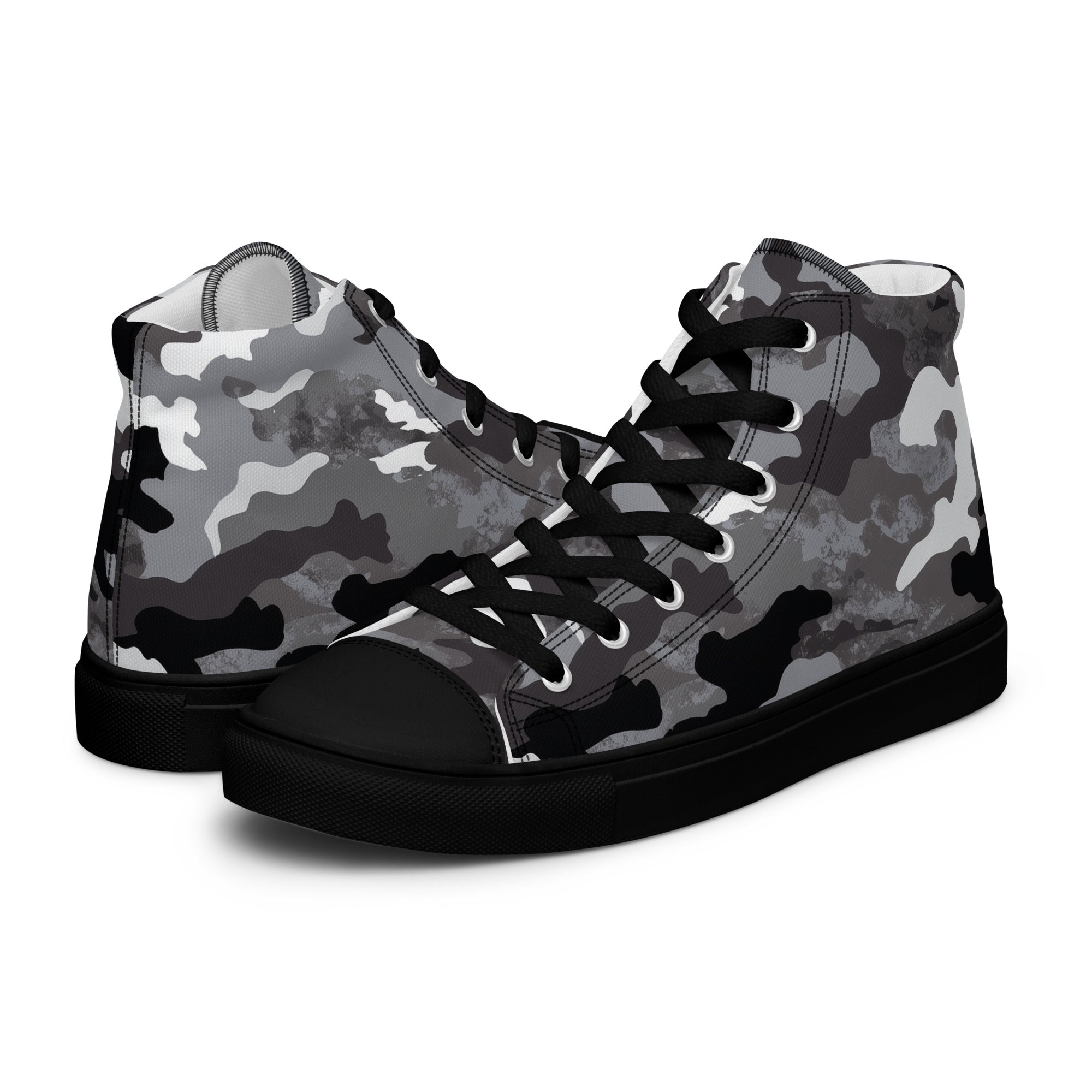 Produktbild von majorprint: Klassische High-Top-Laufschuhe aus Canvas in der Schrägansicht. Das Obermaterial ist komplett in einem kontrastreichen Camouflage-Muster aus Schwarz, Dunkelgrau, Hellgrau und Weiß gehalten. Die Sneaker besitzen eine schwarze Zehenkappe, eine schwarze Gummisohle und schwarze Schnürsenkel, die durch weiße Ösen geführt sind.
