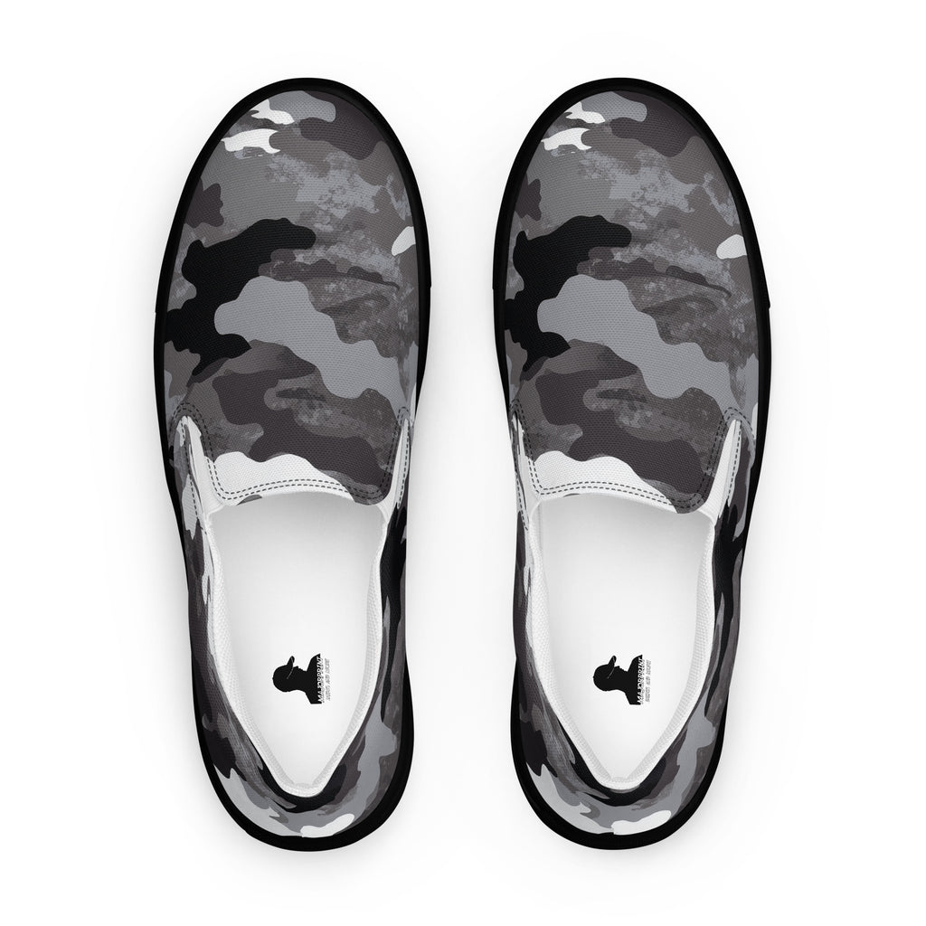 Ein Paar Slip-On-Sneaker von majorprint in der Draufsicht mit einem Camouflage-Muster in Schwarz, Grau und Weiß, freigestellt vor weißem Hintergrund.