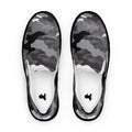 Ein Paar Slip-On-Sneaker von majorprint in der Draufsicht mit einem Camouflage-Muster in Schwarz, Grau und Weiß, freigestellt vor weißem Hintergrund.