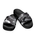 Produktbild von majorprint: Komfortable schwarze Pantoletten / Badelatschen in der Schrägansicht. Der breite Riemen ist mit einem modernen Tarnmuster (Camouflage) in den Farben Dunkelgrau, Hellgrau, Weiß und Schwarz gestaltet. Die strukturierte Sohle ist komplett schwarz.