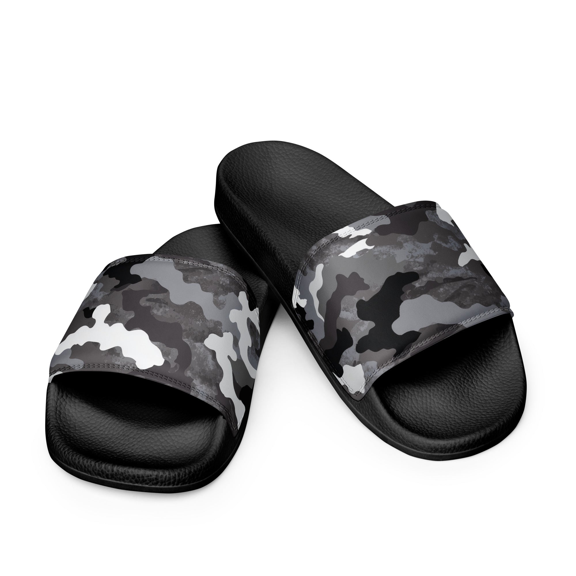 Produktbild von majorprint: Komfortable schwarze Pantoletten / Badelatschen in der Schrägansicht. Der breite Riemen ist mit einem modernen Tarnmuster (Camouflage) in den Farben Dunkelgrau, Hellgrau, Weiß und Schwarz gestaltet. Die strukturierte Sohle ist komplett schwarz.