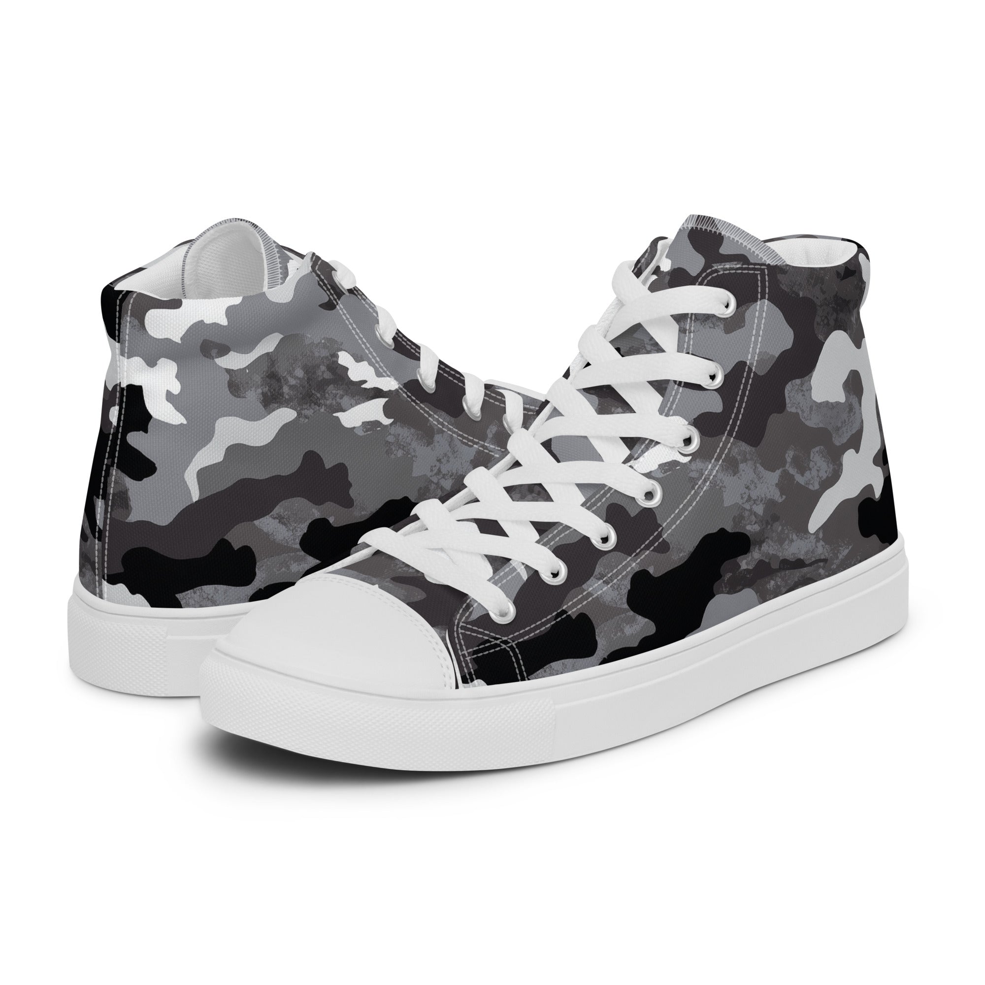 Herren Urban Camo High-Top Leinenschuhe von majorprint, weiße Canvas-Schuhe mit Camouflage-Design, links sichtbar.