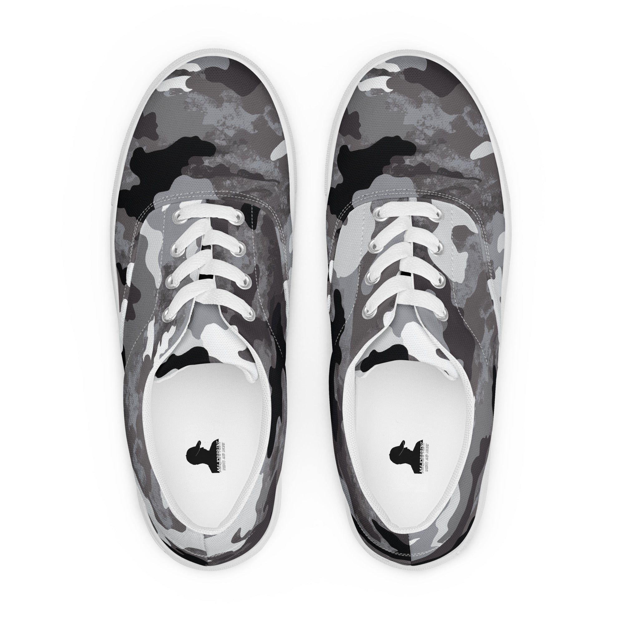 Männer-Canvas-Schuhe in Urban Camo von majorprint, mit Schnürung, weiße Vorderseite, modischer Sportschuh für Herren.